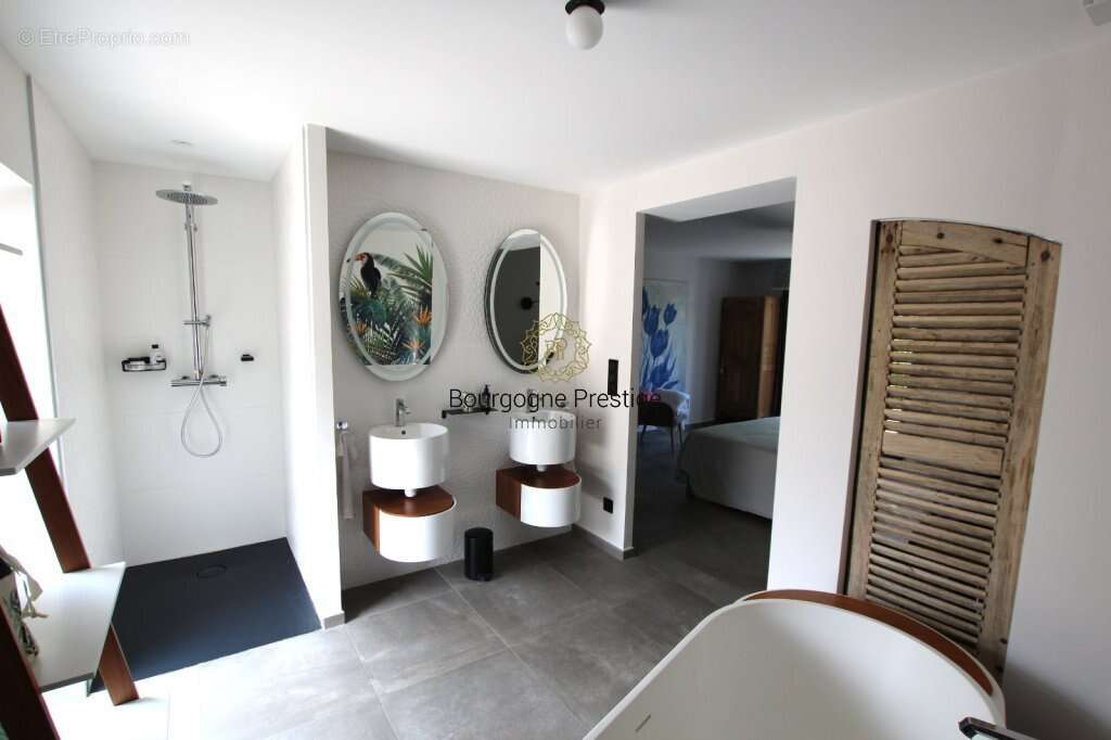 Elegante longere de caractere de 338 m² entierement renovee avec piscine et parc de 3108 m² - photo 18