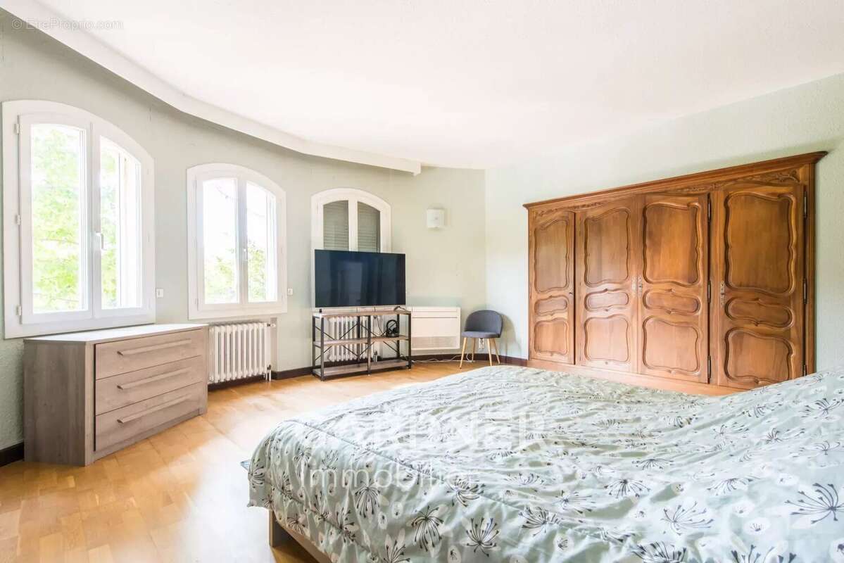 Maison de Maitre Type 7 de 220m2 + Dépendance 280m2. - photo 12
