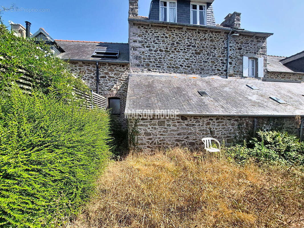 Maison de caractère en pierres à rénover - Jardin, dépendance et aperçus mer - photo 13