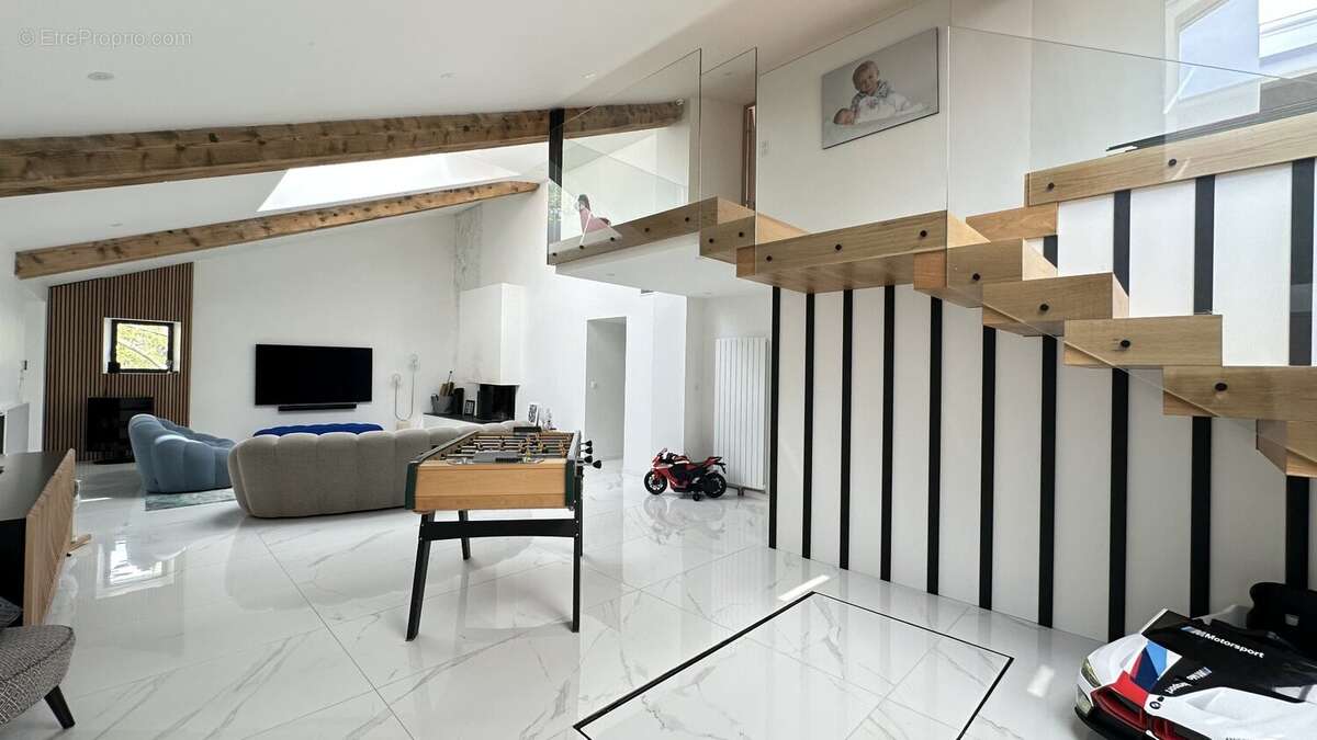 Lieu exceptionnel de 15 hectares dont 3 hectares d'etang pour cette propriete de 322 m2 - photo 7