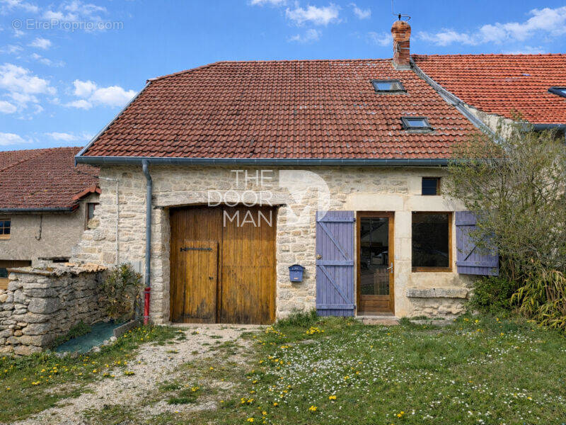 Maison à MONTOT-SUR-ROGNON