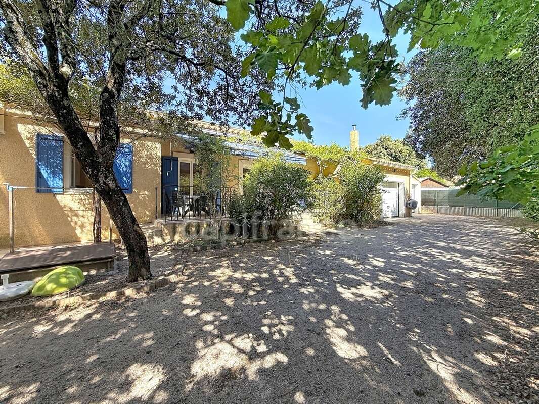 Bouchet – Maison de plain-pied avec piscine chauffée, spa et 2 garages - photo 2