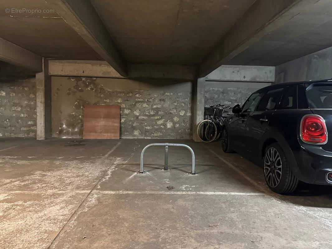 Parking à PARIS-16E