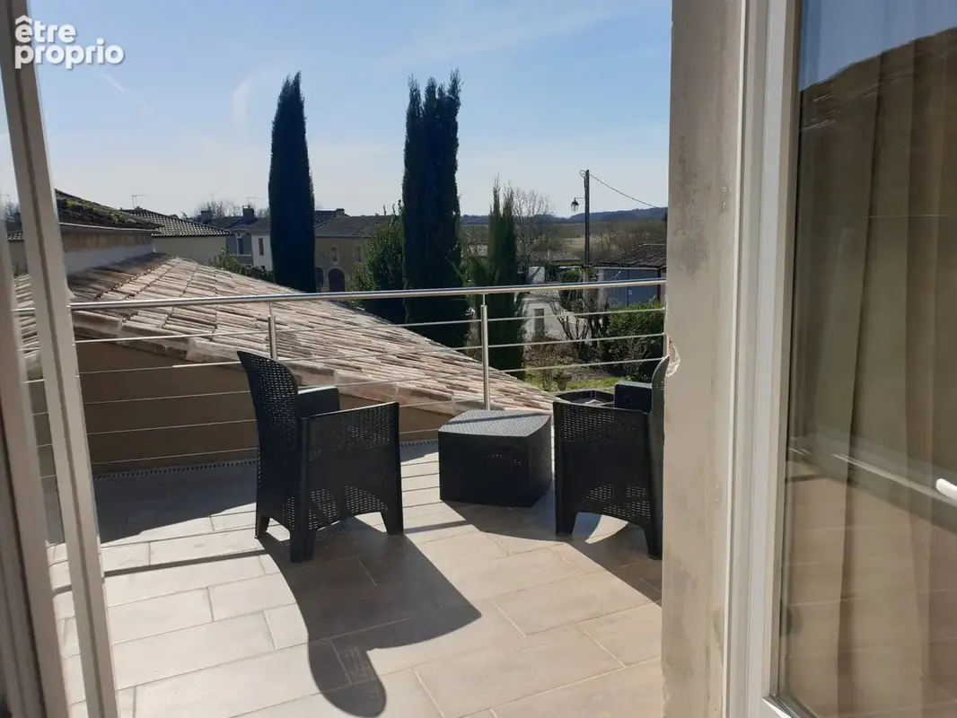 Maison de bourg rénovée de 204 m2 avec 5 chambres, 3 suites parentales, jardin clos et dépendances - photo 10