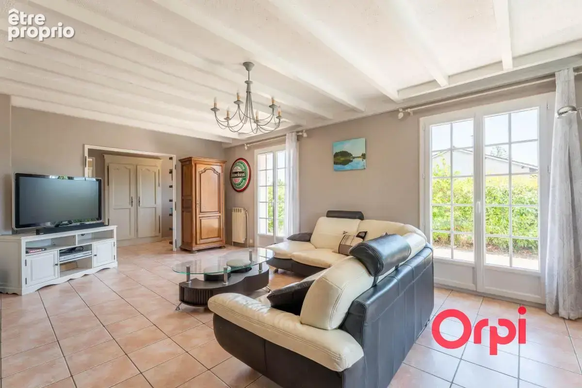 Maison familiale de 131 m² avec piscine, bureau et sous-sol complet - photo 6