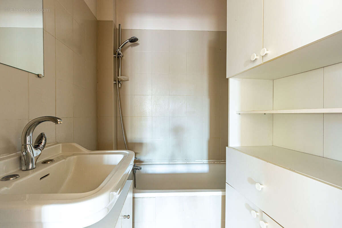 Agence immobiliere laforet - exclusivite - "duranta" - annecy - appartement t3 de 59.24 m² - cave - grenier - renovation energet - photo 9