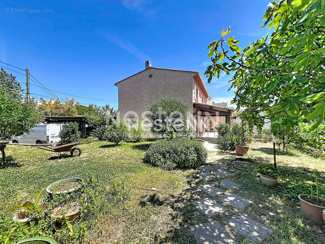 Golfe-Juan - Maison 5P 126 m² + Appartement indépendant 3P 98 m² - Terrain 1 480 m² - Sous-sol 70 m² - Parkings - Proche mer - photo 3
