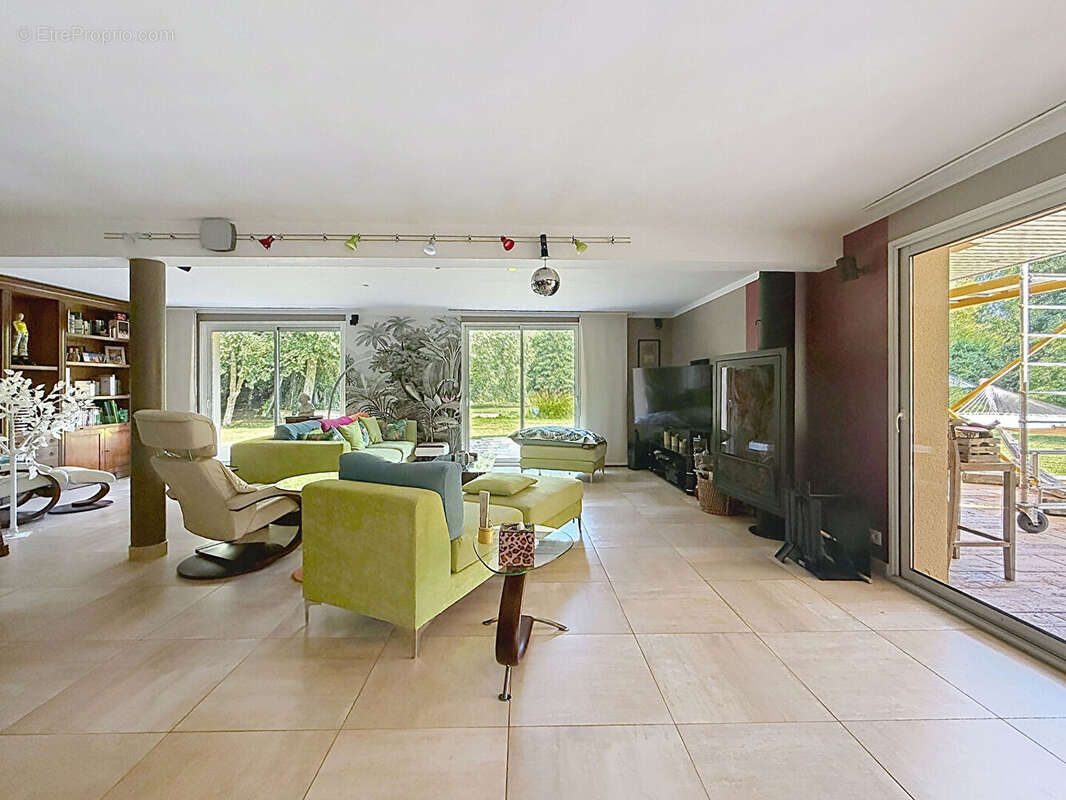 EXCLUSIVITE - THAON - Propriété de 275 m2 sur 9 000 m2 de terrain avec étang - photo 5