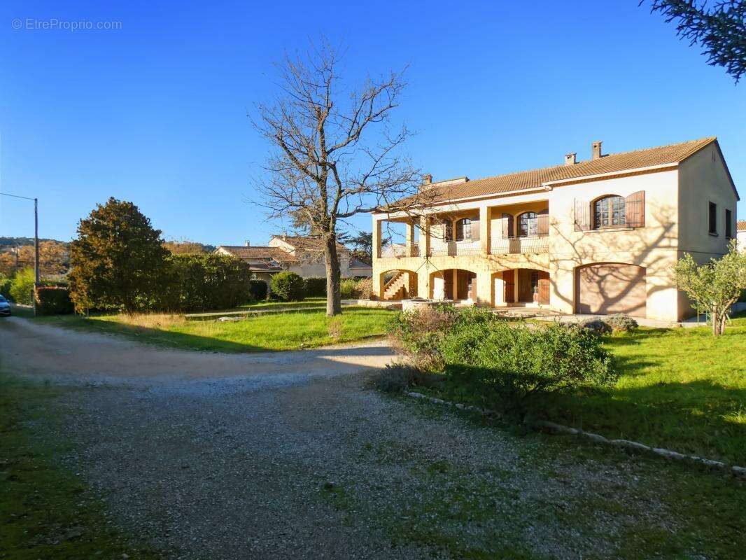 Volumes Généreux et Sérénité aux Portes de la Ville : 267m2 sur terrain de 1785 m2, idéale famille et activité professionnelle - photo 7