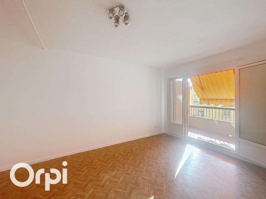 Appartement à SAINT-LAURENT-DU-VAR