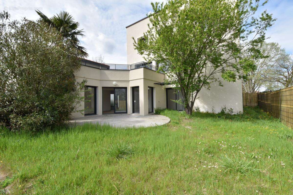 EXCLUSIVITE - Appartement T4 rez de jardin - Garage et parkings - photo 2