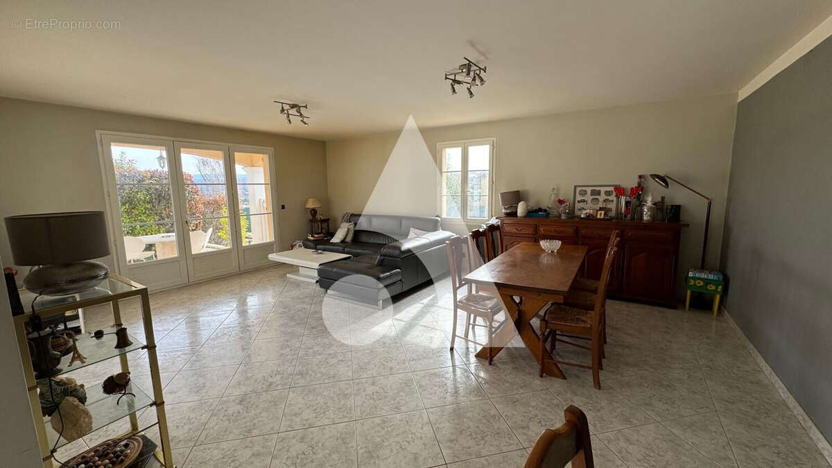 Pertuis - Villa individuelle de 147 m2 sur 1 800 m2 terrain - Piscine-Garages - photo 7