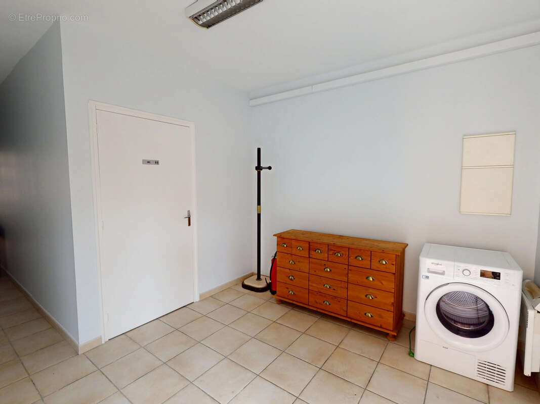 Commerce à CARBONNE