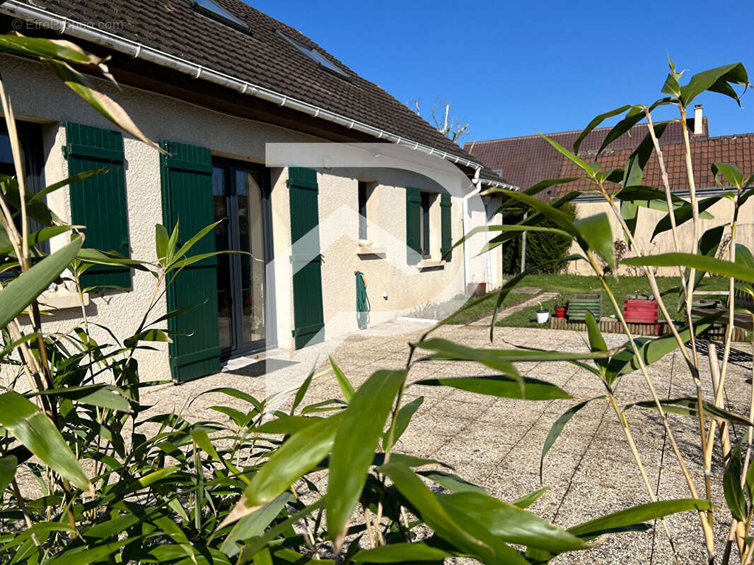 Maison à LE MESNIL-SAINT-DENIS