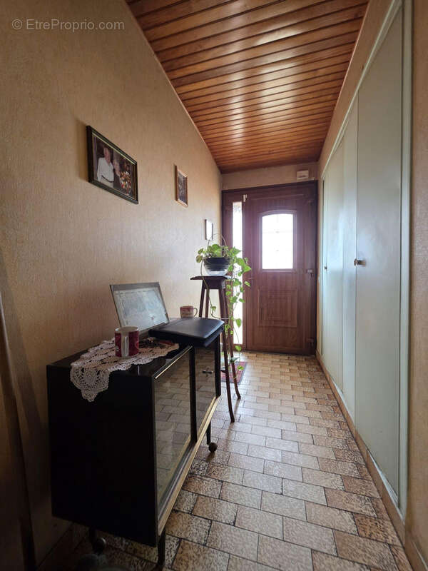 Entrée accueillante avec placards de rangement intégrés - Maison à CORMICY