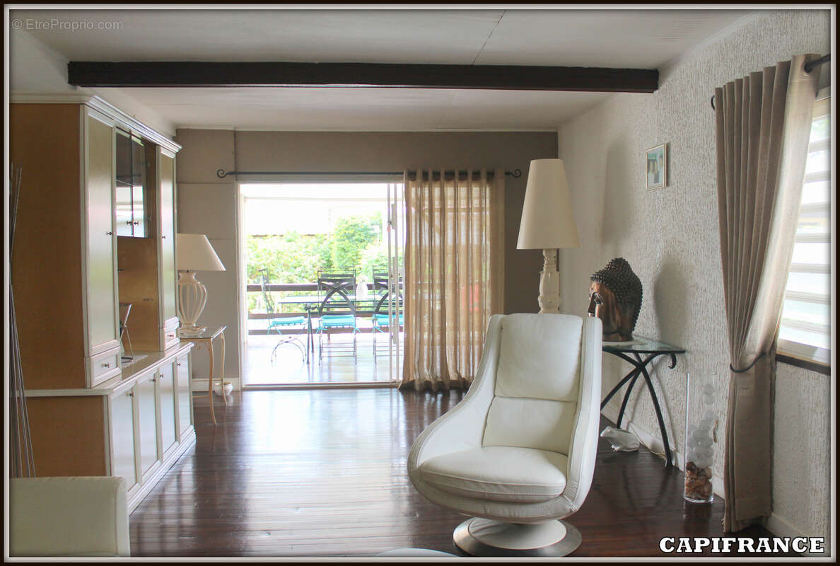 A vendre a kourou (97310) une magnifique maison en bois t5 de 106 m² avec 2 maisons t2 independantes - terrain de 775 m² - au pr - photo 7