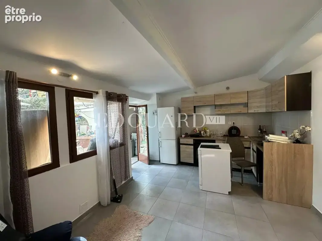 Sur la commune de Castellar, charmante maisonnette avec 6 parkings, exclusivité - photo 2