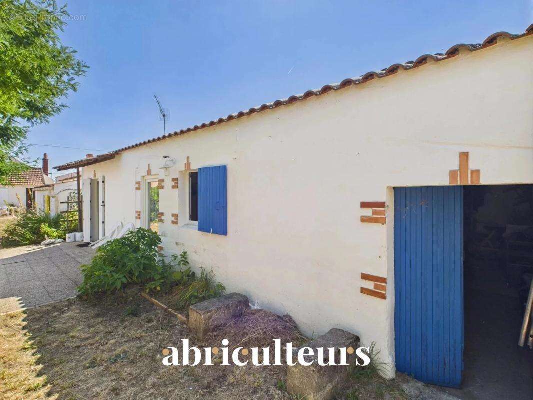 Maison avec grand terrain et dans le centre ville en vente à La Barre-de-Monts (85550) - photo 3