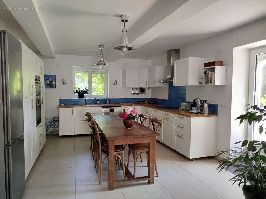 Maison familiale rénovée de 200 m2 avec dépendance sur un terrain arboré de 4300 m2 - photo 2