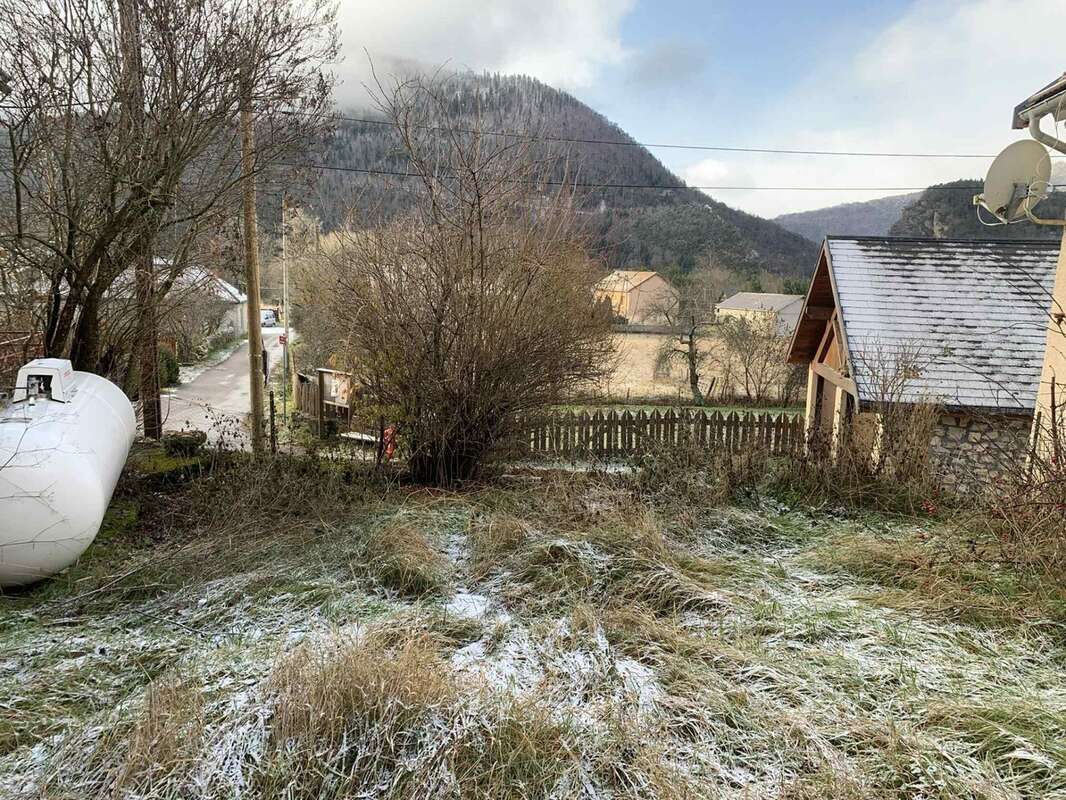 Bâtisse à rénover – LUS-LA-CROIX-HAUTE (Hameau Les Corréardes) 80 m² habitables + grande grange 140 m² + dépendances - photo 2