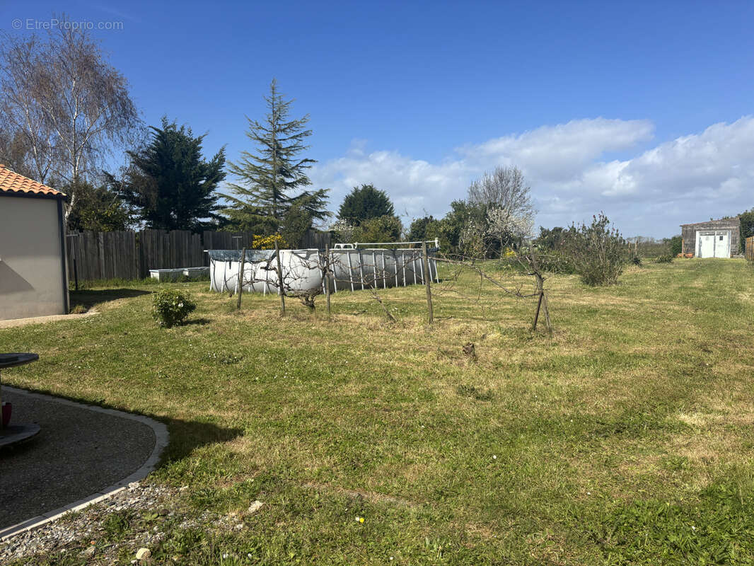 Maison à SAINT-LAURENT-DE-LA-PREE