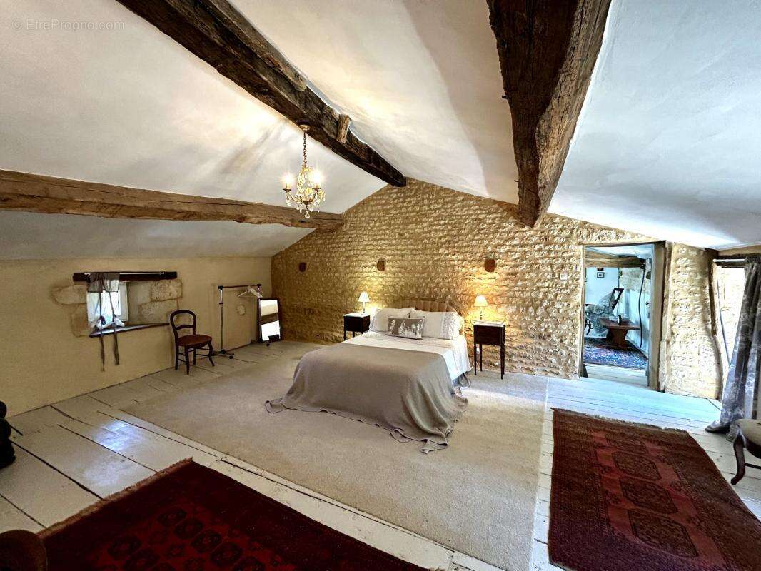 Maison en pierre de 186m2, dépendances et beau jardin - photo 12