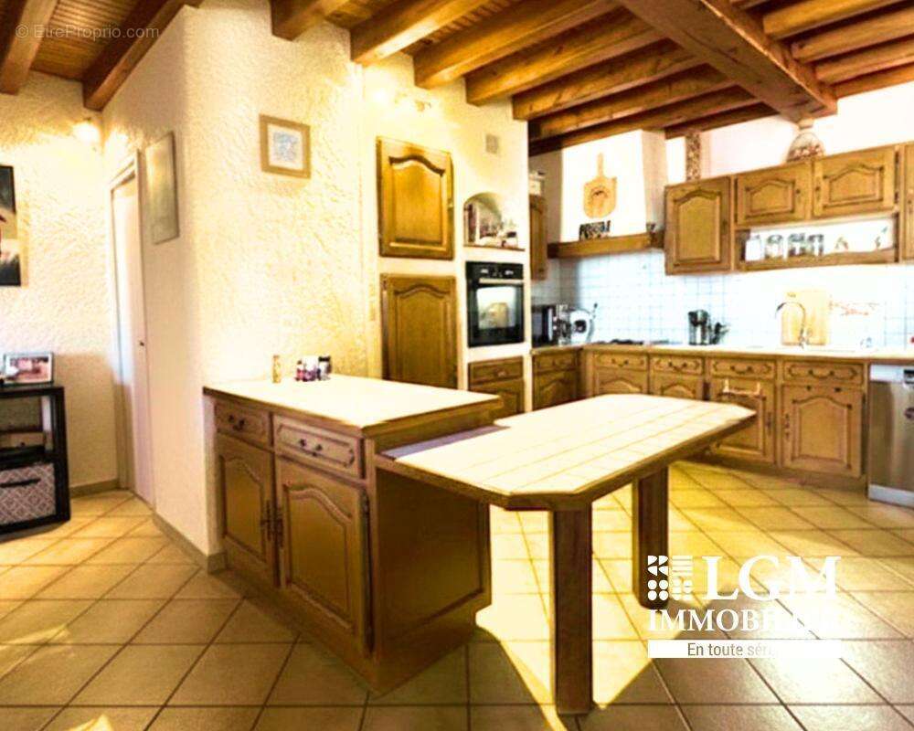 Maison à LE BREUIL-SUR-COUZE