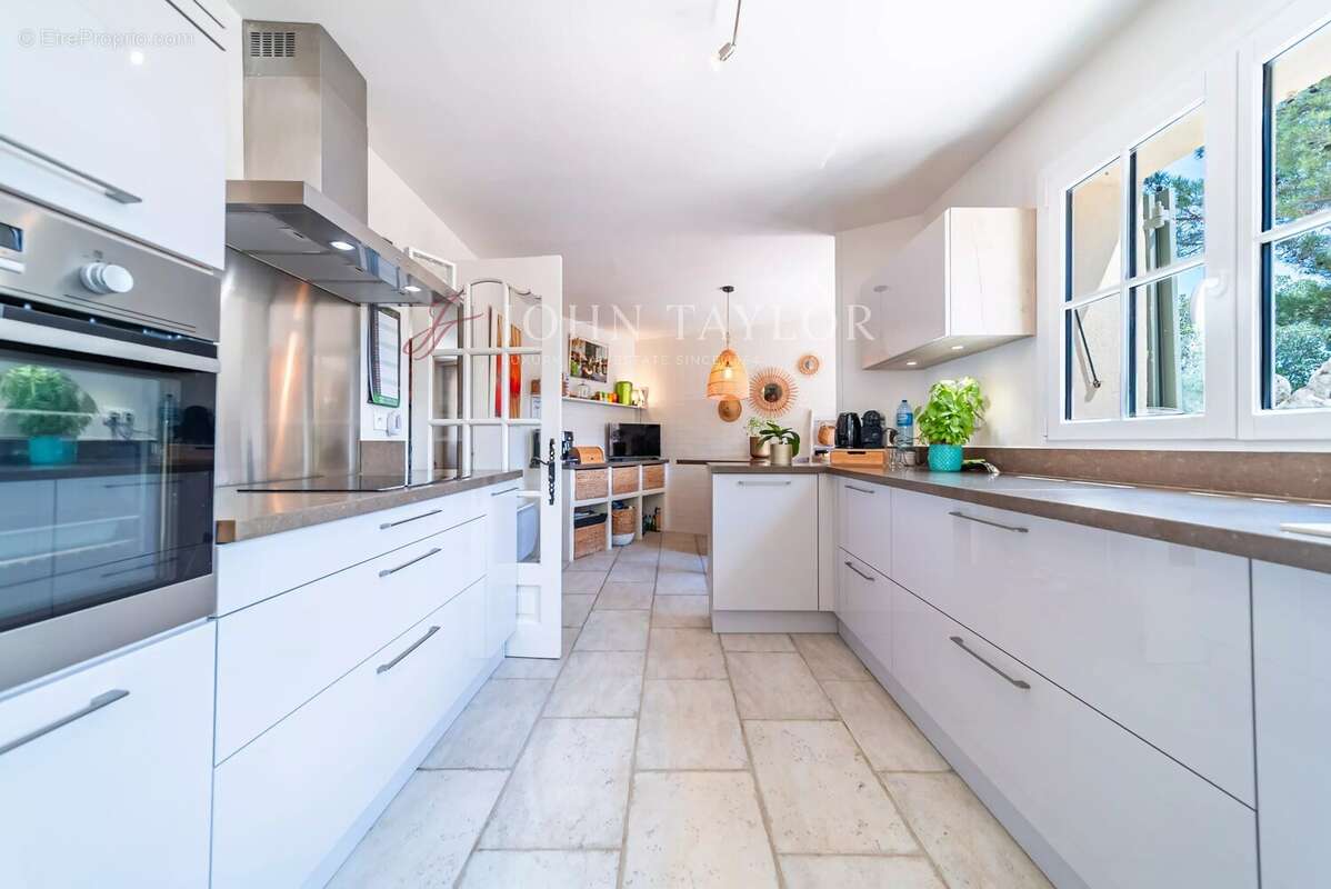 À vendre – Villa de plain-pied avec dépendances et piscine – Mouriès, à proximité de Maussane-les-Alpilles - photo 8