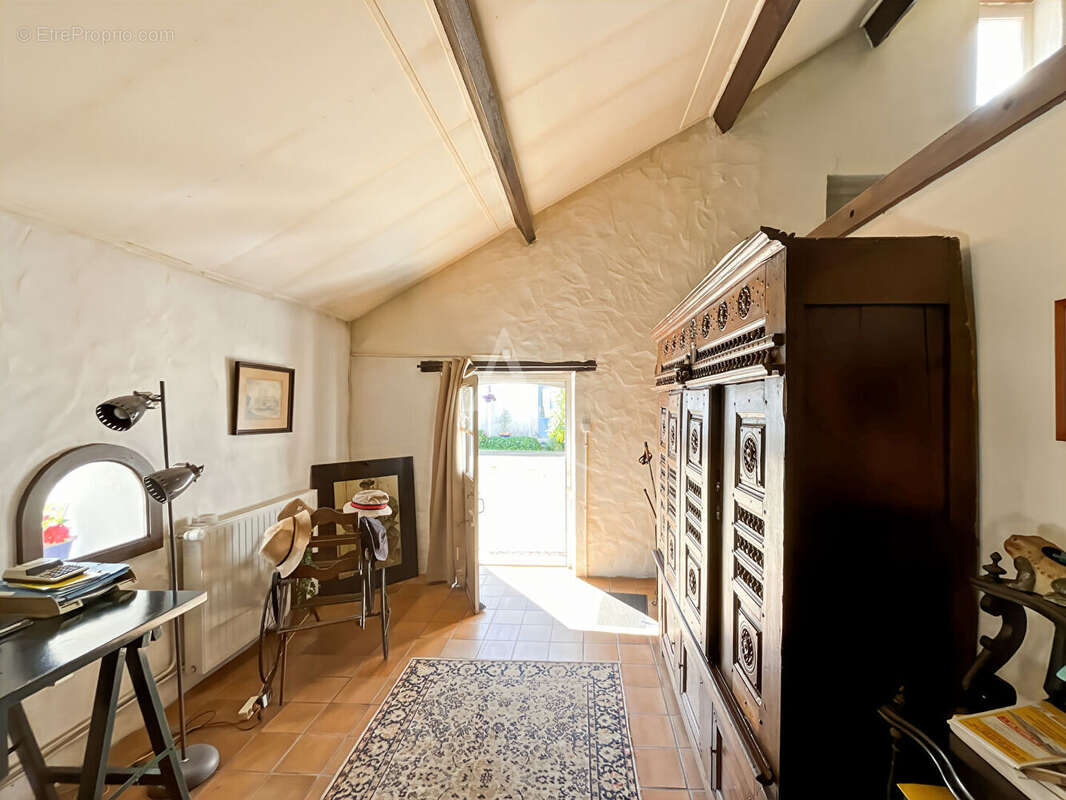 Propriété de caractère avec grange réhabilitée et dépendances sur plus de 3 400 m² à Challans - photo 6