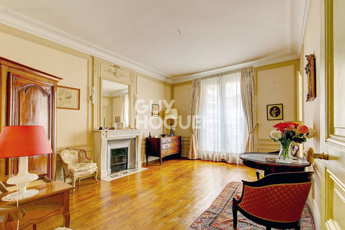 Appartement à PARIS-16E