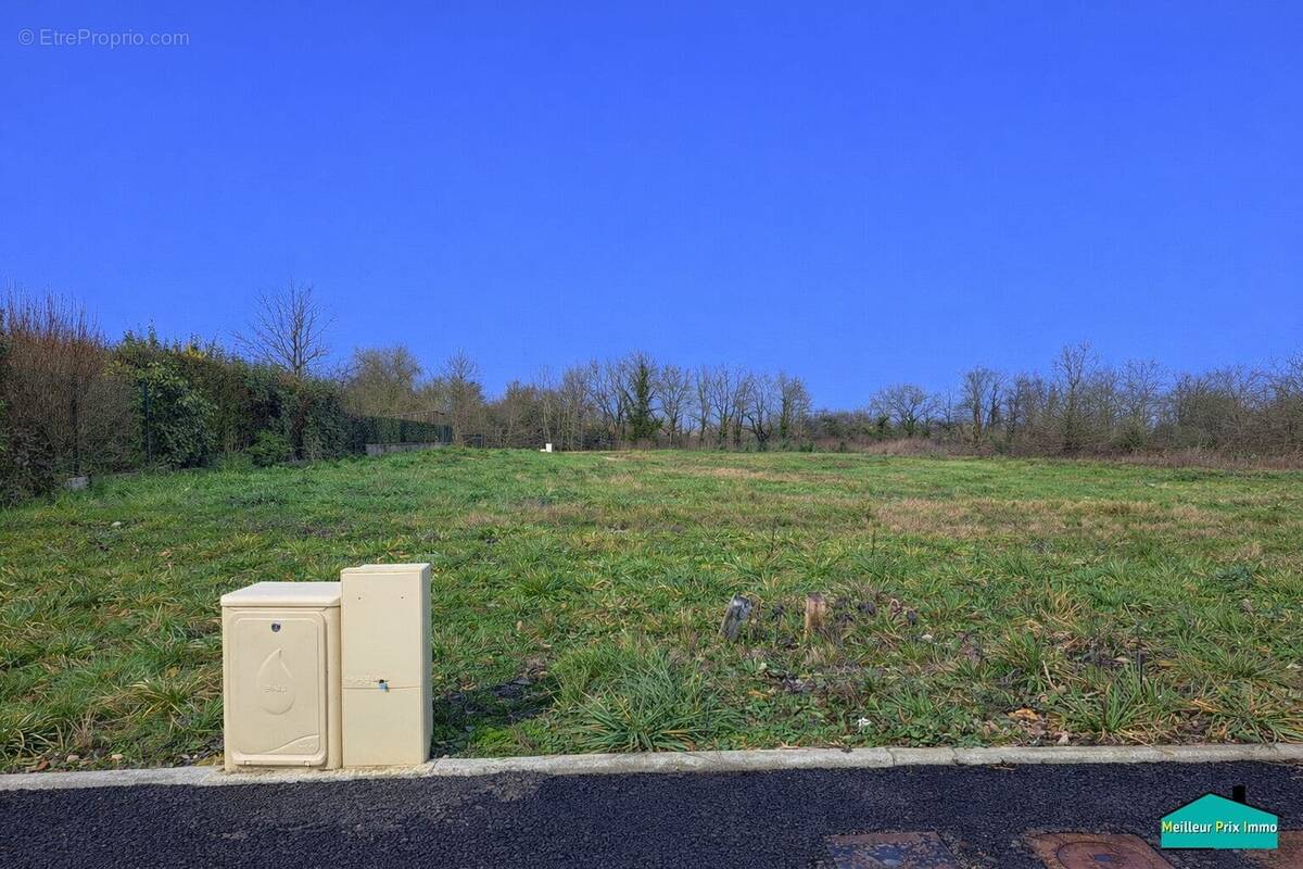 Terrain à SAINTE-SOULLE