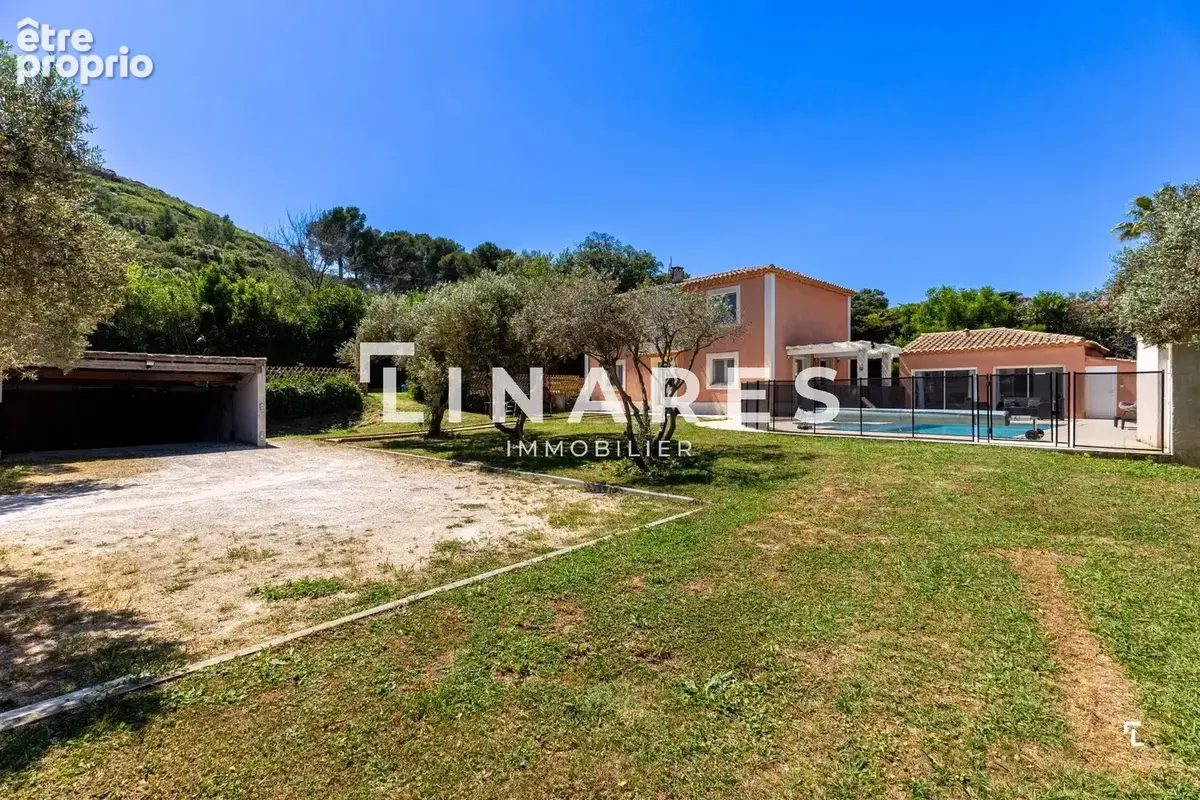 LA VILLA DE L’ÉTANG - Villa T5 de 170m2 -  Jardin de 1760m2 - Dépendance - 13800 ISTRES - photo 21