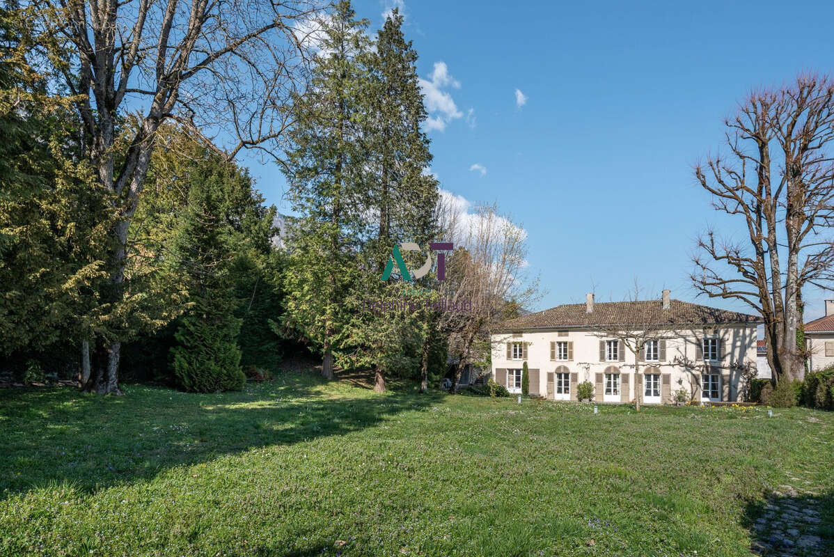 Maison 372 m² à Biviers  - photo 4
