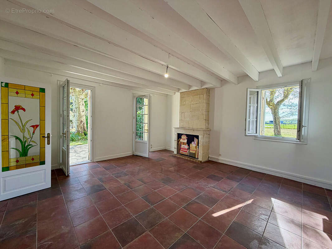 Maison à LES ARTIGUES-DE-LUSSAC