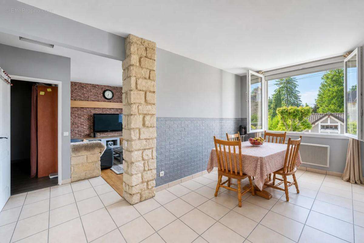 Maison à JUZIERS