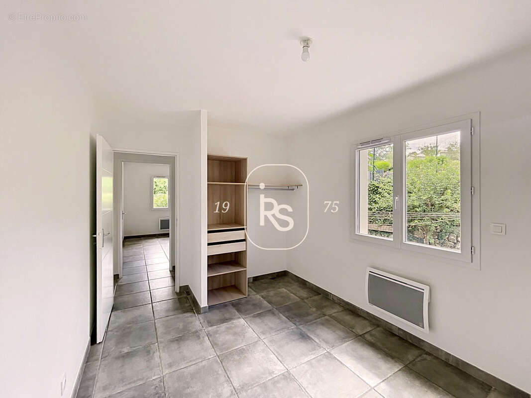 Une lumineuse villa de plain-pied récente de 80 m2 avec 559 m2 de jardin avec 3 chambres. - photo 6
