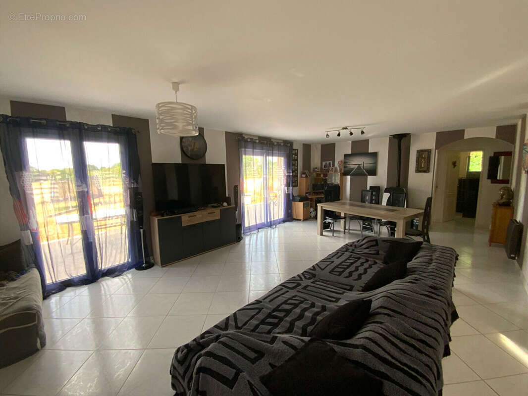 AUXY - Pavillon plain pied de 97 m² hab. (3 chambres). - photo 3