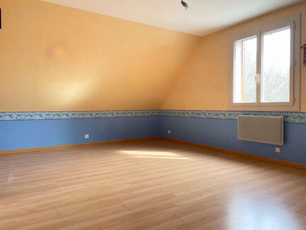 Chambre étage - Maison à CONNERRE