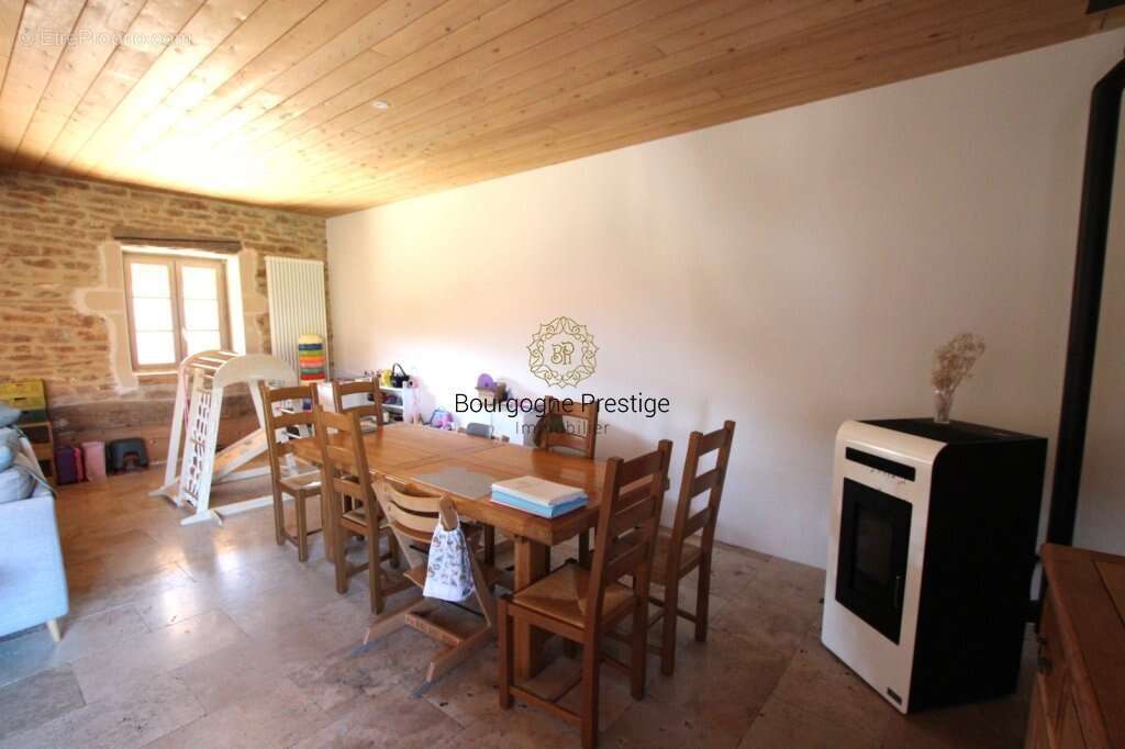 Jolie longere en pierre de 162 m² avec dependances sur un terrain de 1375 m² - photo 8