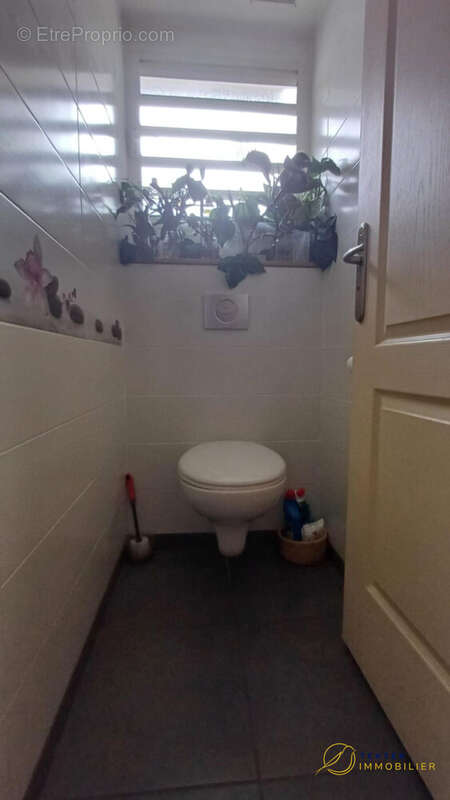 WC - Etage 1 - Maison à LE TAMPON