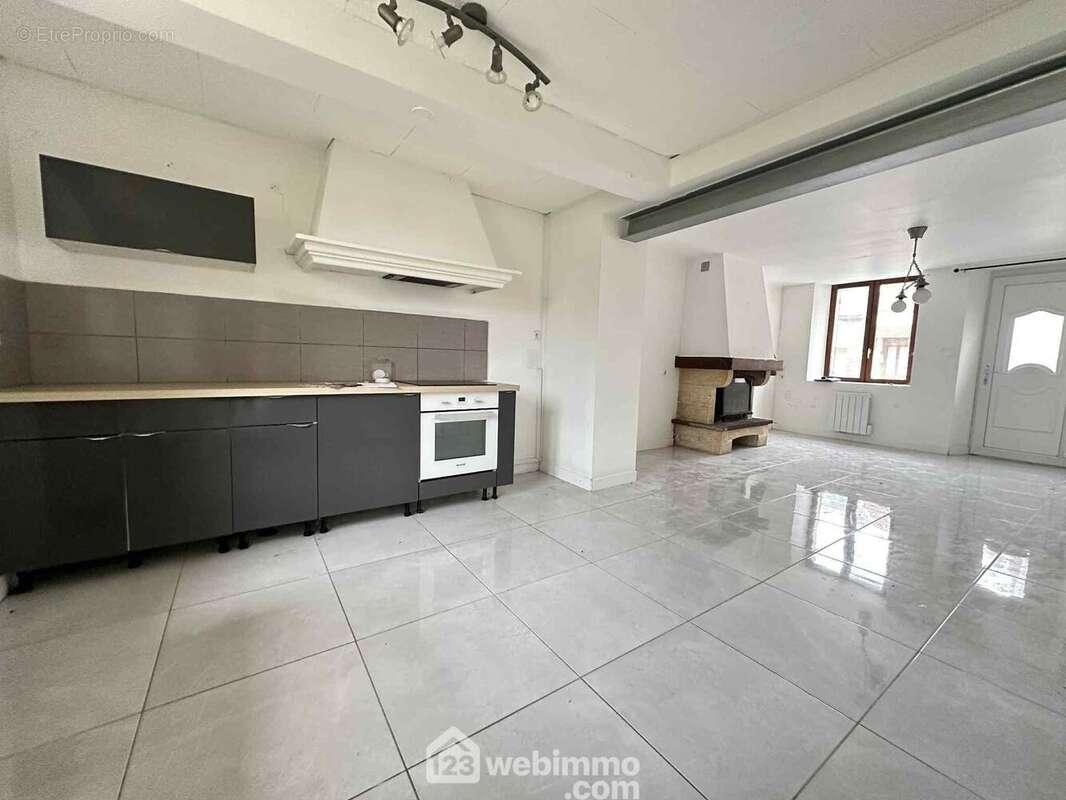 La pièce de vie de 30 m² - Maison à SISSONNE