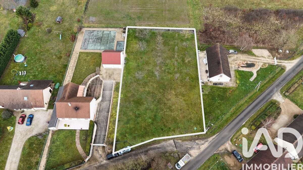 Terrain 1970 m² à Vallieres-Les-Grandes  - photo 3
