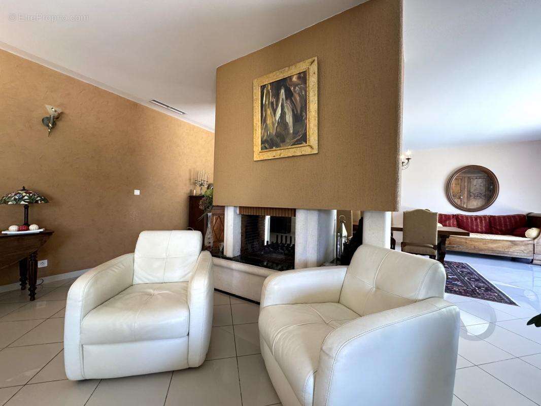 Propriété 179m² avec piscine - 23000m² de terrain - photo 18