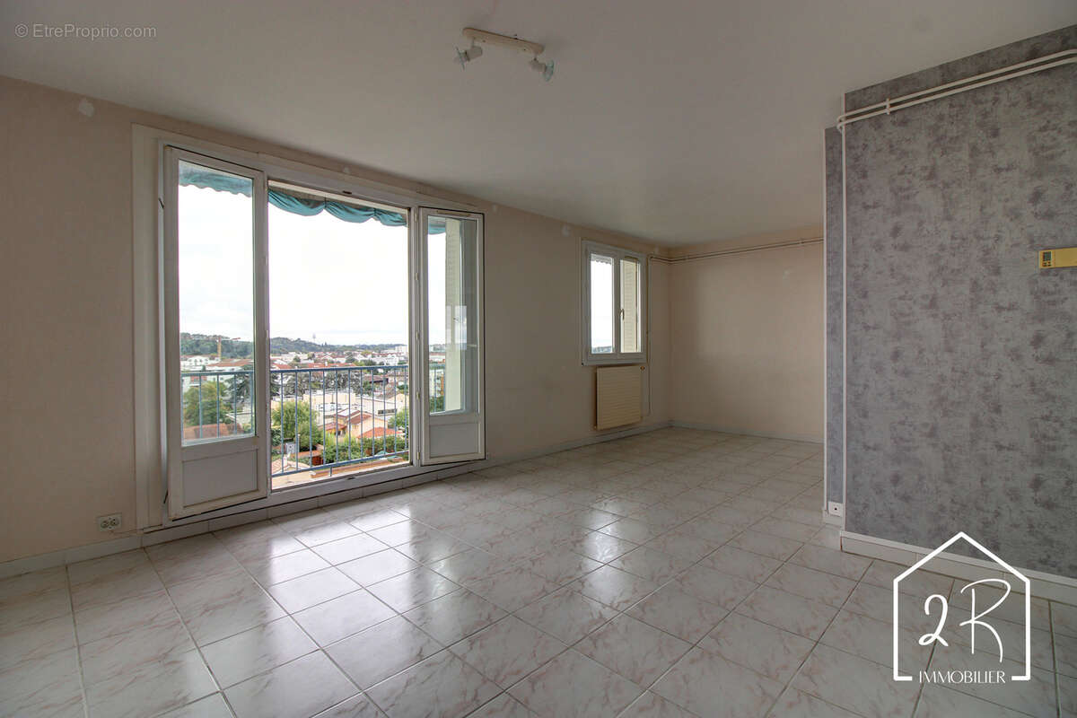 Appartement à MEYZIEU