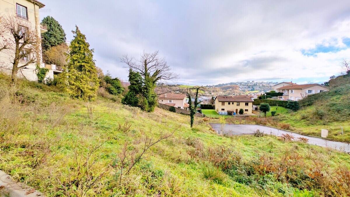 Terrain à SAINT-PRIEST-EN-JAREZ