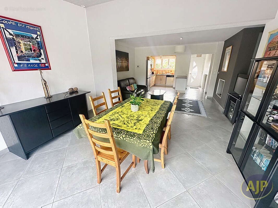 Maison à SAINT-MACAIRE-EN-MAUGES