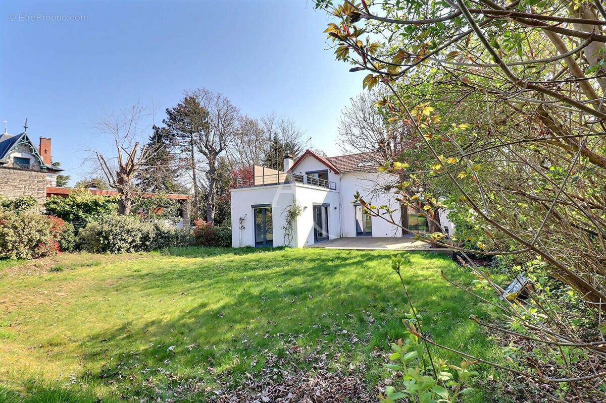 Maison à LE MESNIL-LE-ROI