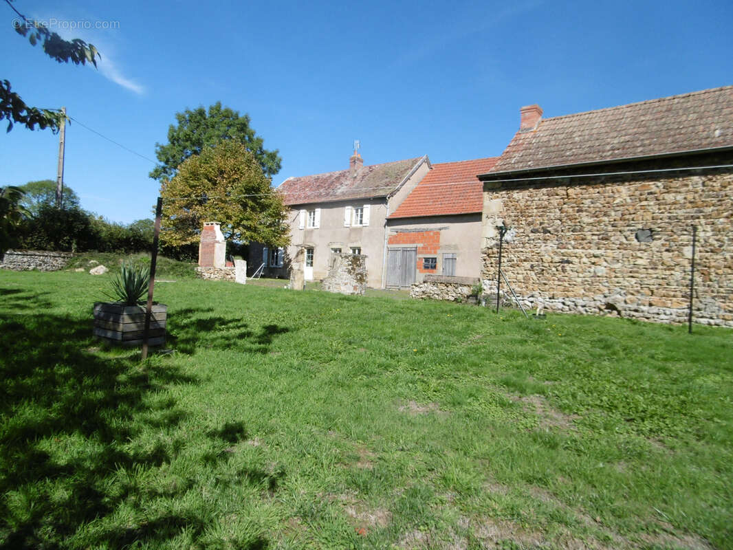 Maison à SAINT-CHRISTOPHE-EN-BRIONNAIS