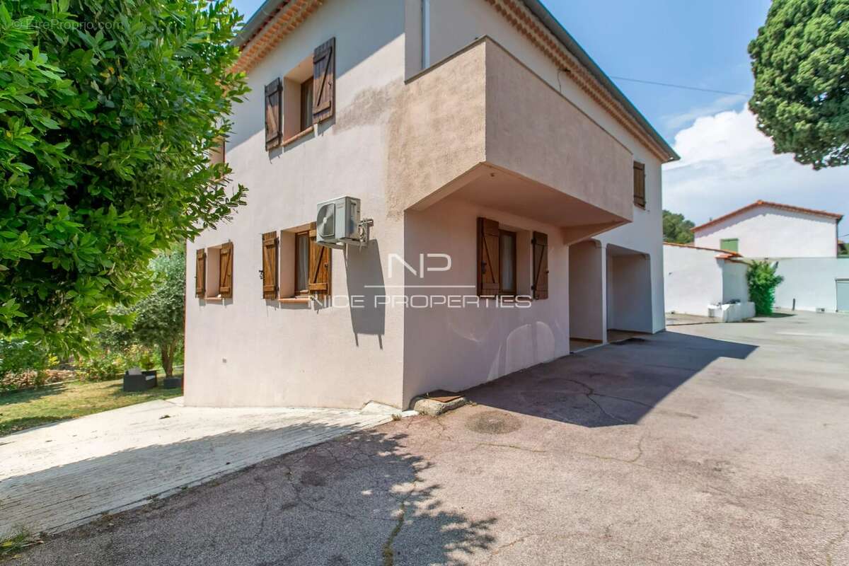 LEVENS - Maison familiale de 122 m² avec piscine, garage et nombreux stationnements - photo 22