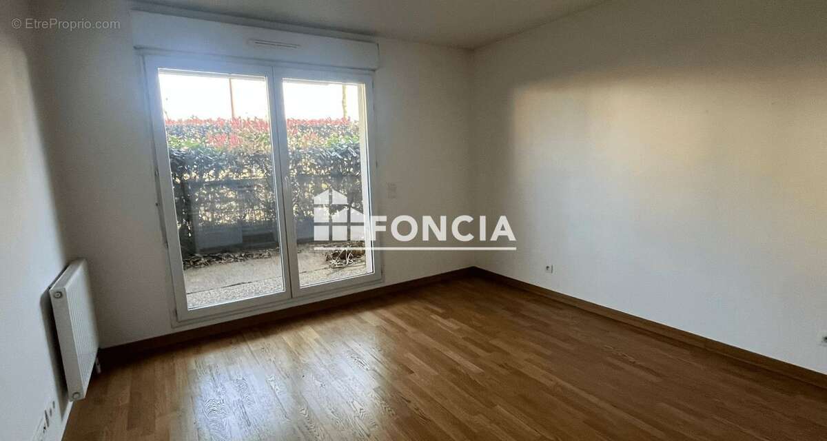 A proximité du RER, appartement 3 pièces 57 m2 en très bon état situé en rez de jardin dans résidence calme et sécurisée avec 2  - photo 3